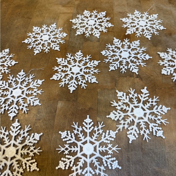 Vintage 1970’s White Plastic Snowflake Gliter Ornaments Set of 12 - Picture 2 of 12